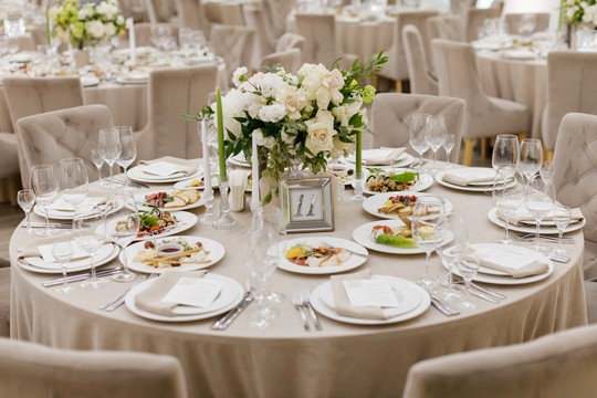 stolik na sali weselnej