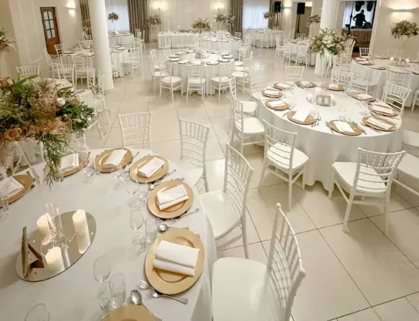 stoły weselne okrągłe białe