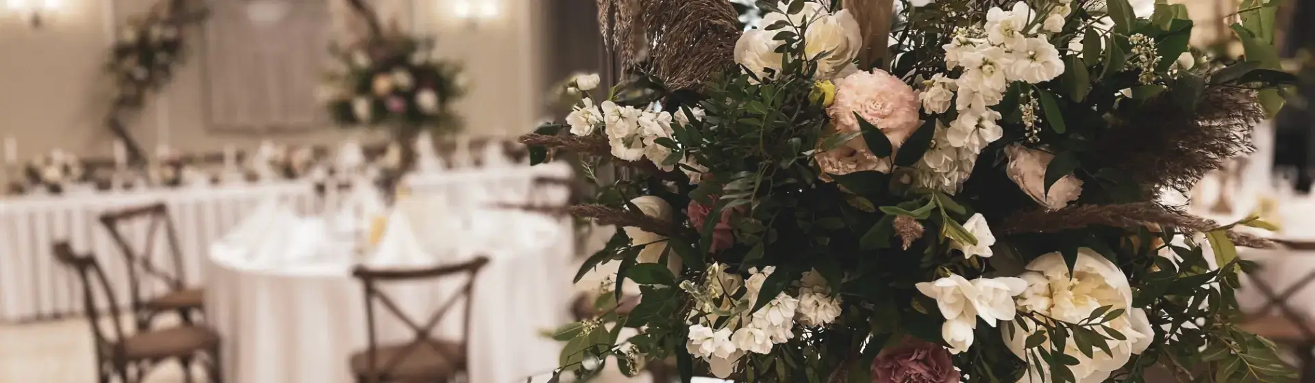 sala weselna bukiet kwiatów