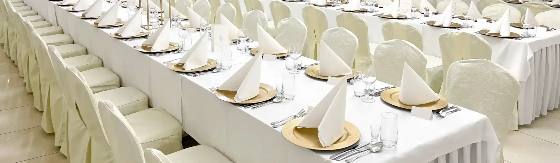 białe nakrycia stoły weselne